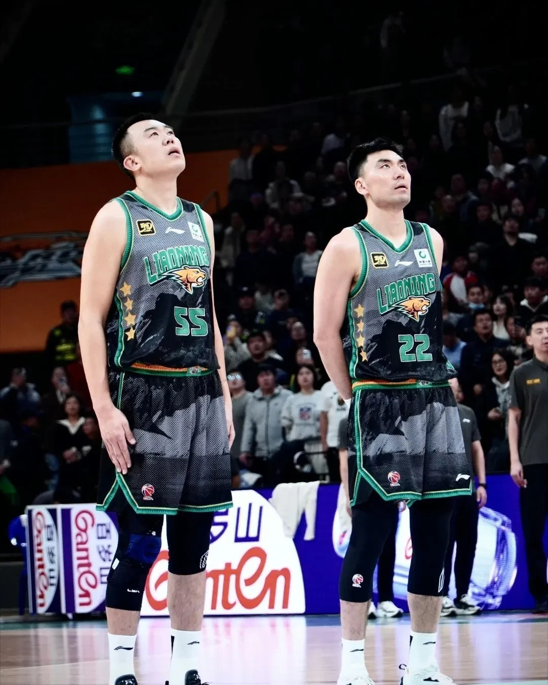 窗口期社区盾焦点战，广厦男篮造点机会，气氛紧张，身体对抗强度拉满的简单介绍