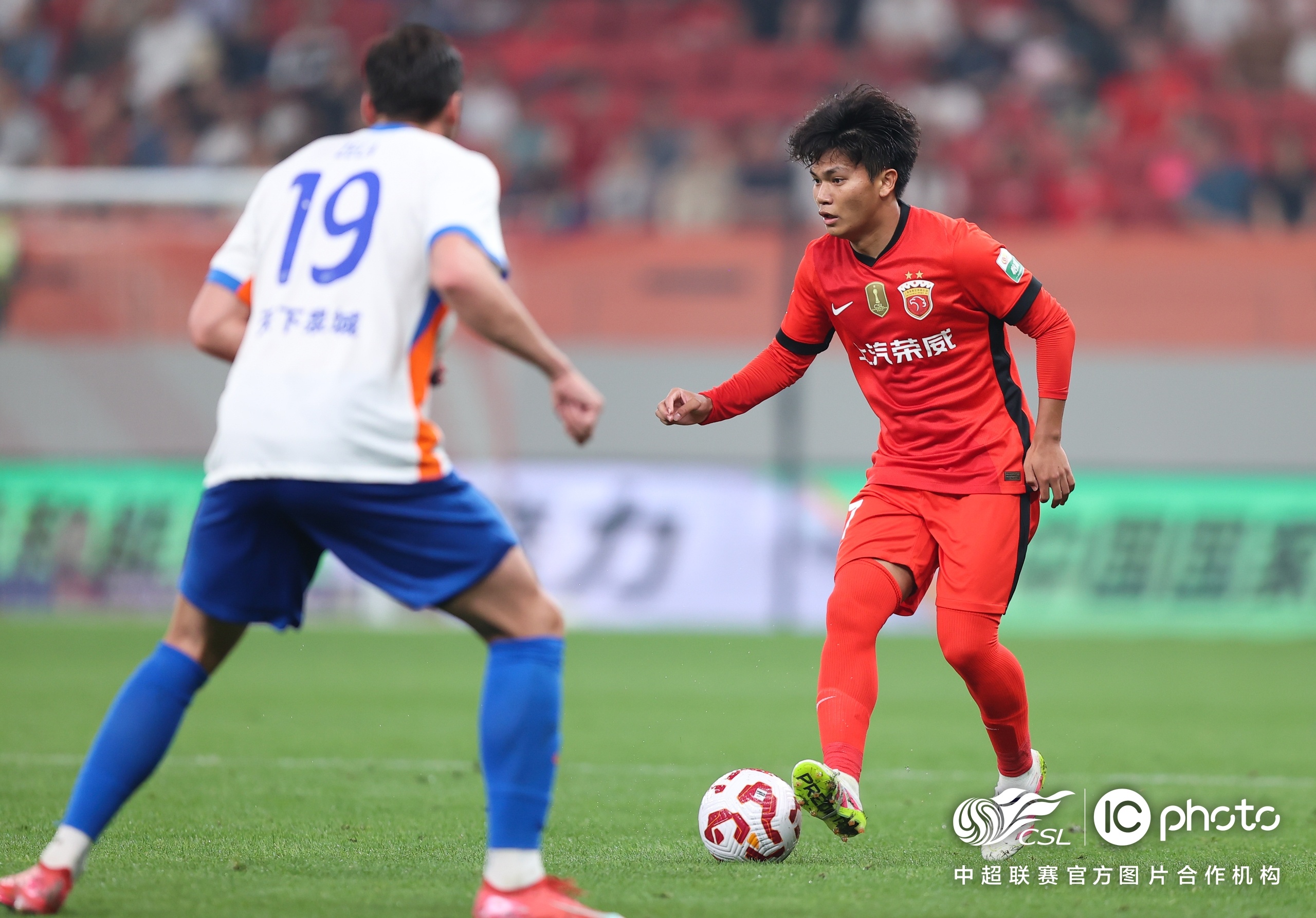 英超倒计时,山东泰山赛后战术微调,细节引发关注,气氛紧张,更衣室氛围转暖的简单介绍 英超倒计时,山东泰山赛后战术微调,细节引发关注,气氛紧张,更衣室氛围转暖的简单介绍